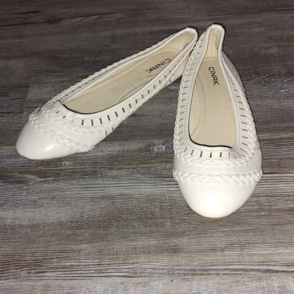 Cinak light cream color flats Sz  9 NWOT